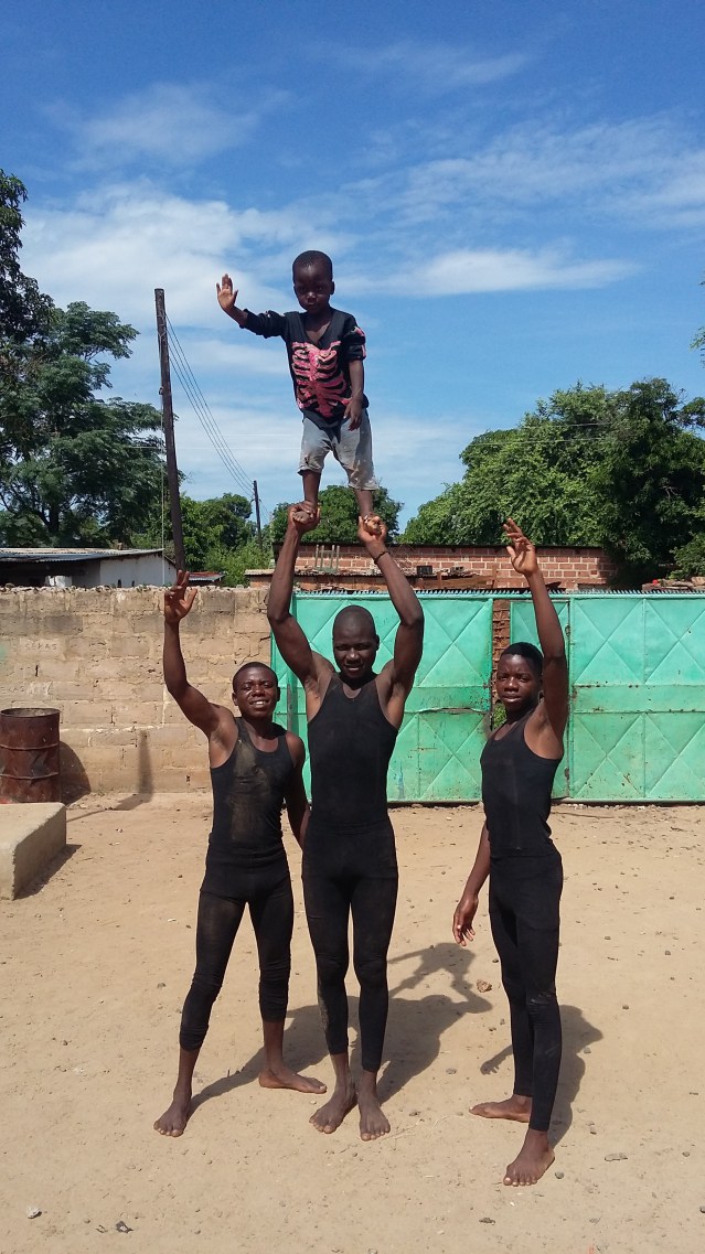Acrobacias para el futuro de los niños de Maramba , por  Wiriko