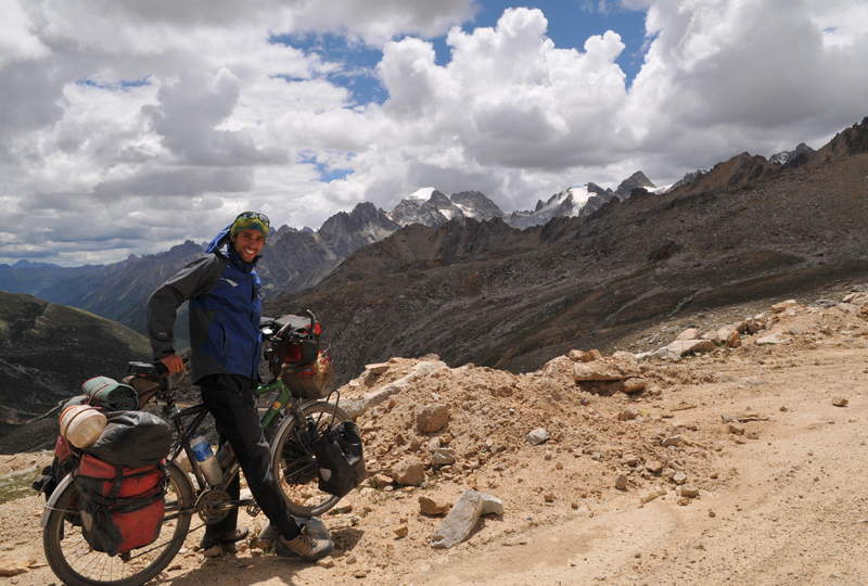 Javier Martínez de la Varga cruza África en bicicleta., por Roge  Blasco