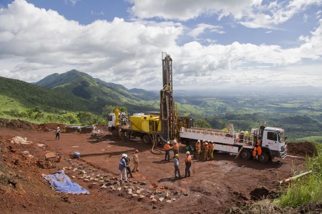 La  congelación  del  proyecto de  las  minas  de Simandou en Guinea  por  Rio Tinto es   inaceptable