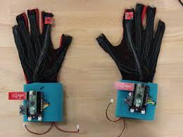 Un  joven  keniano  inventa  unos  guantes  inteligentes que convierten el lenguaje de señas en un discurso de audio