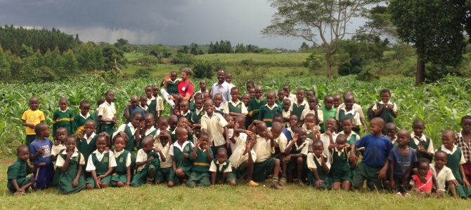 Iker Mijangos y Leire Agirreazkuenaga. Escuelas agrosostenibles en Uganda,  por Roge Blasco