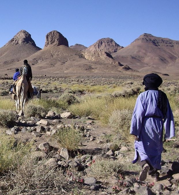 Ángel Fernández vuelve con sus amigos tuaregs después de 10 años, por Roge Blasco