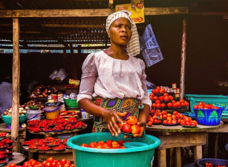 mujer_mercado_tomates_cc0.jpg