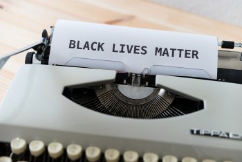 La  cofundadora de Black Lives Matter denuncia a un telepredicador evangelista por decir que el movimiento es «anti-Dios»