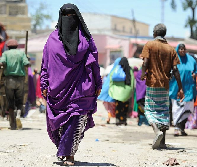 Mujeres somalíes contra  la  tradición,  por  Bartolomé  Burgos