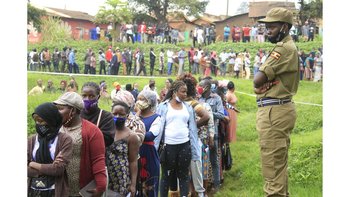 La jornada electoral de Uganda marcada por la presencia militar y los fallos técnicos