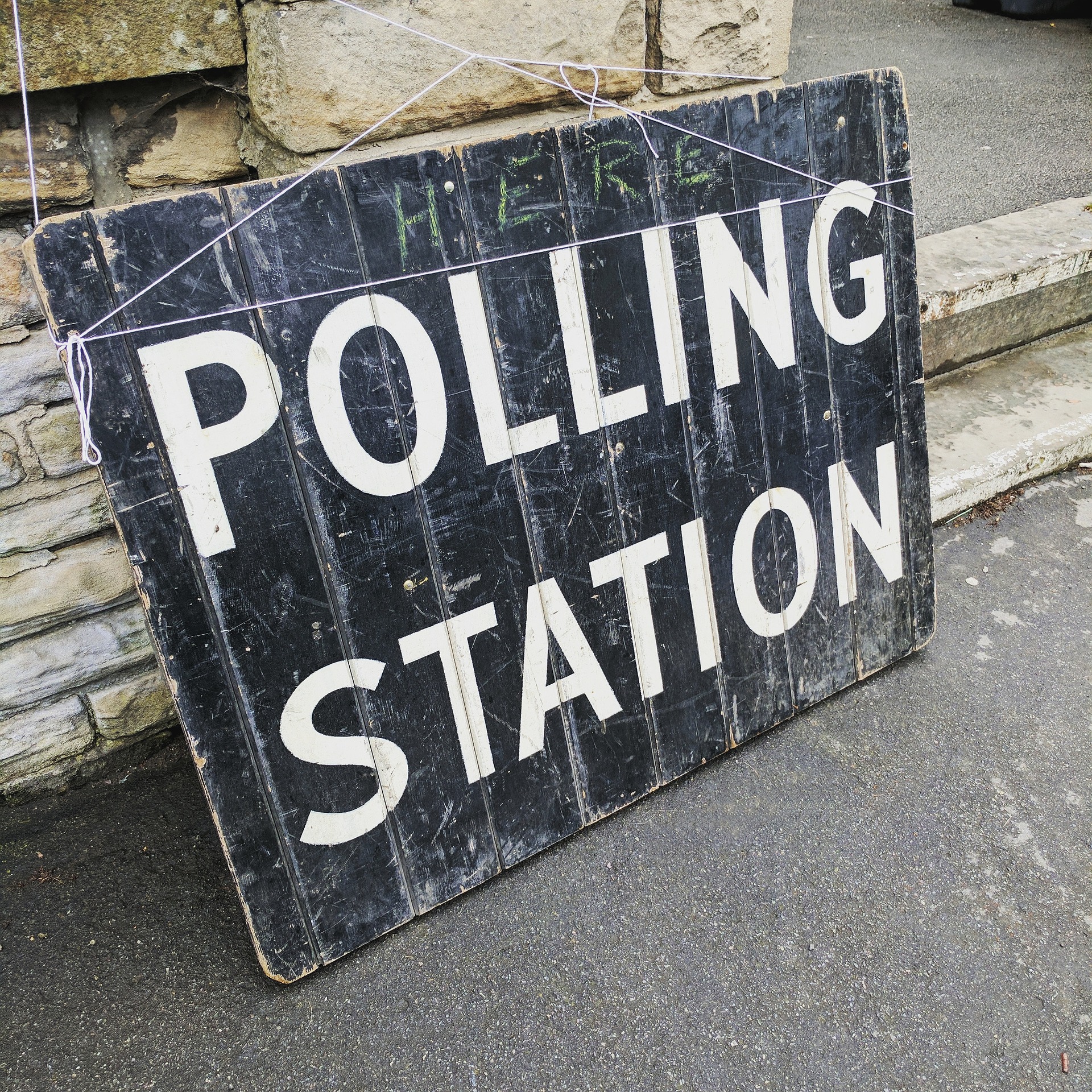 polling-station-2643466_1920.jpg