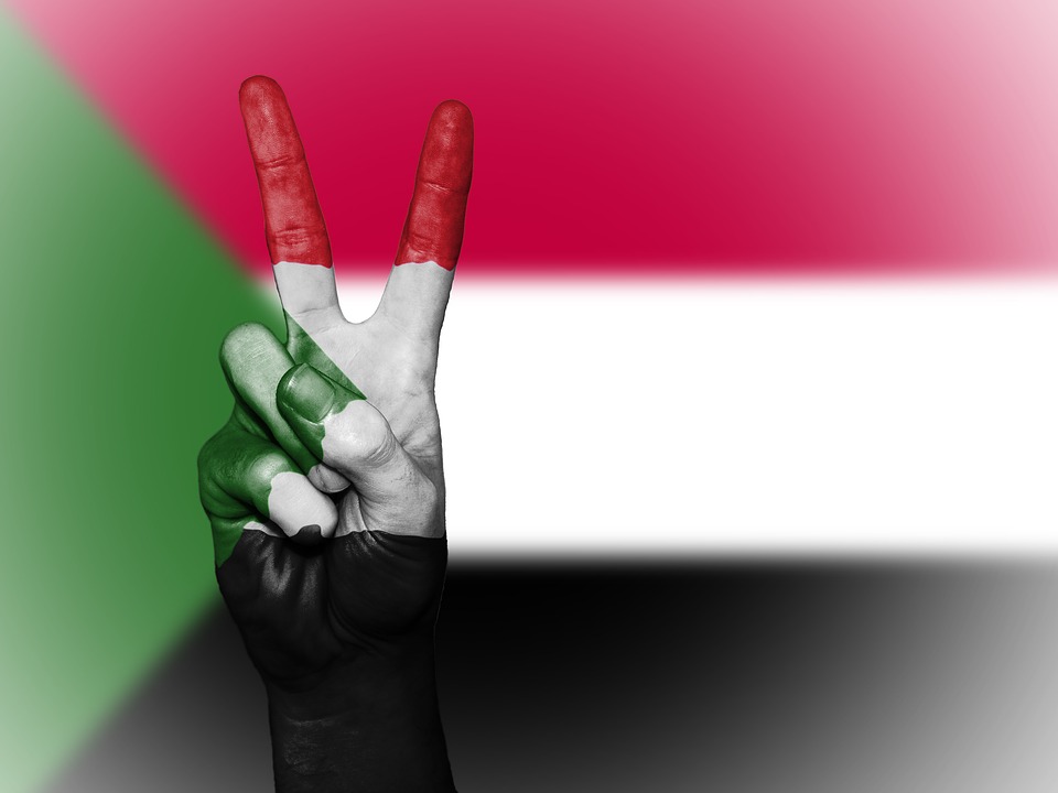 Los manifestantes sudaneses bloquean la carretera a Egipto