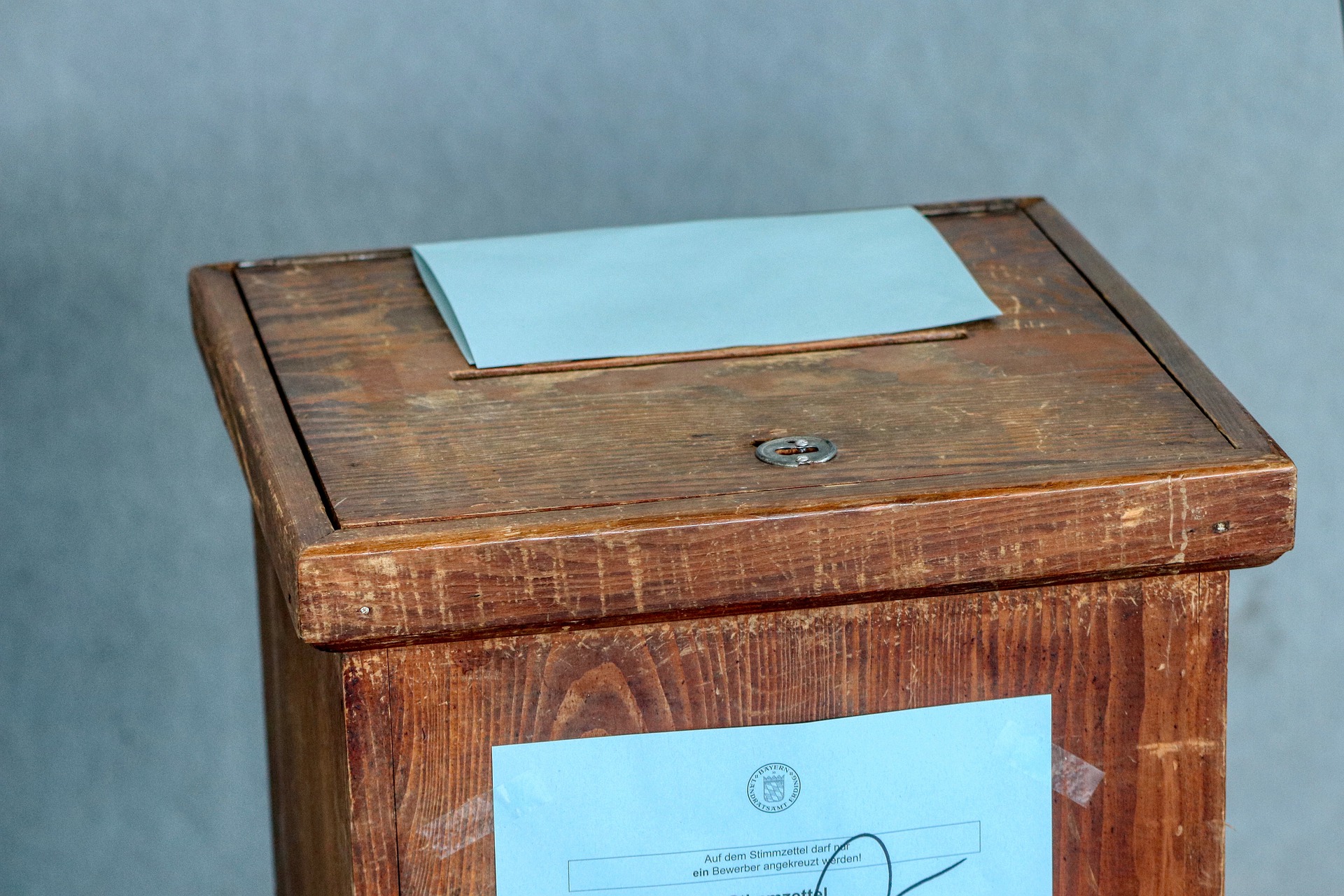 ballot-box-g0dcd5330b_1920.jpg