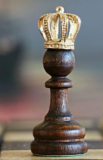 corona_dinastia_rey_monarquia_peon_ajedrez_cc0.jpg
