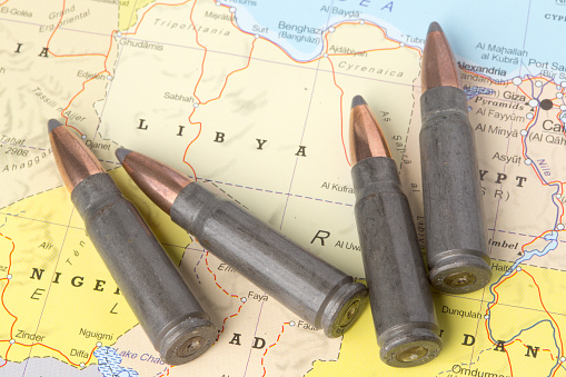 5 muertos en un choque de grupos armados en Libia