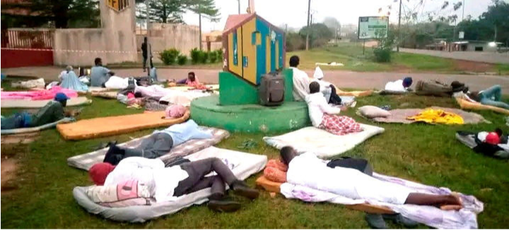 Universitarios de Gabón reclaman sus residencias bajo las estrellas