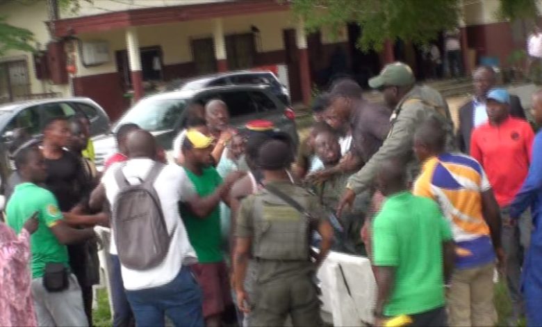 Desacuerdos en un pleno municipal en Camerún desembocan en una pelea