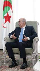 El presidente de Argelia recibe una medalla por su apoyo a la causa palestina
