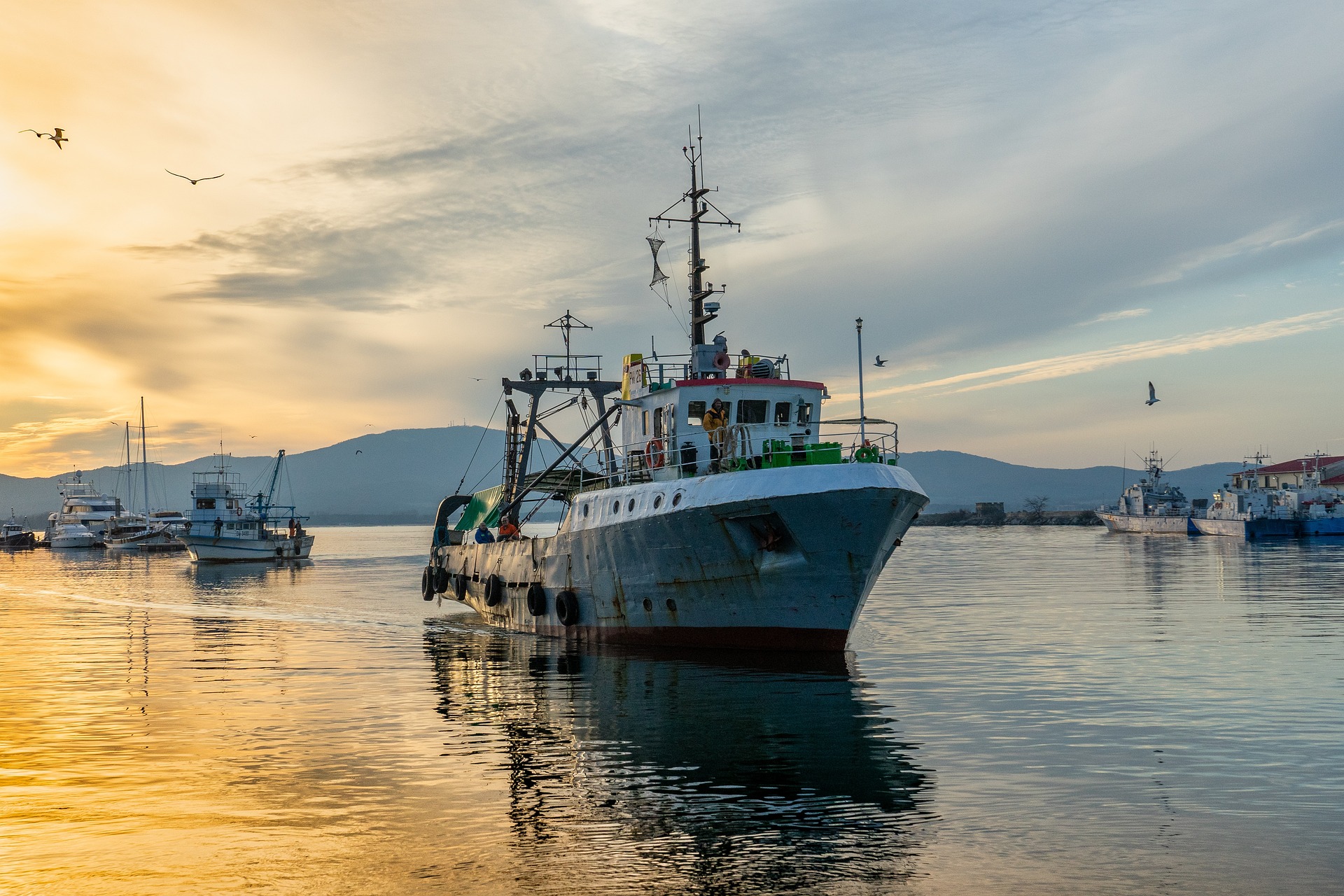 fishing-vessel-g636f35d27_1920.jpg