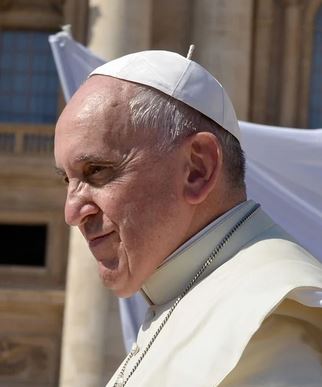 El papa recrimina el colonialismo económico en África