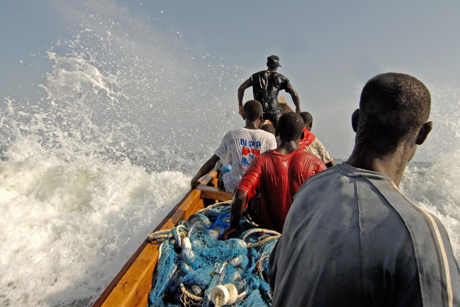 Los plásticos amenazan a los pescadores en Ghana