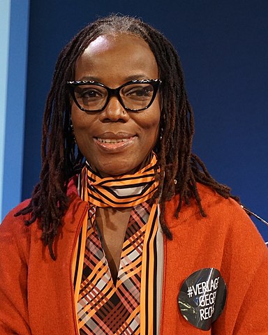 Absuelta una famosa novelista de Zimbabue acusada de incitar a la violencia pública