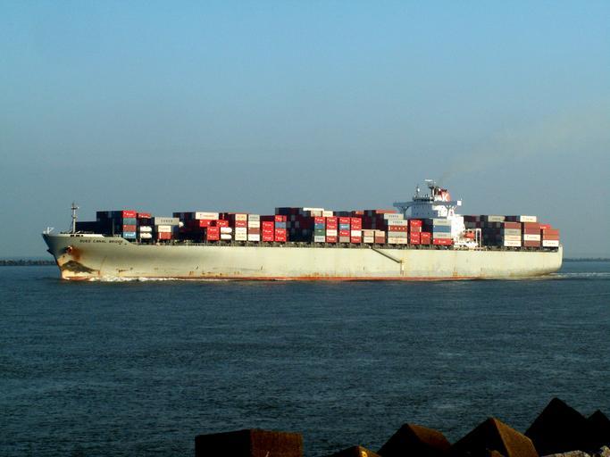 Un carguero de Hong Kong encalló en el Canal de Suez