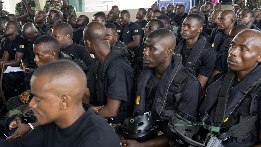 Agentes del Servicio de Seguridad del Estado se enfrentan con funcionarios de la agencia anticorrupción en Nigeria