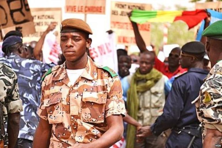 El ejército vota de forma anticipada en Malí el referéndum del día 18 de junio