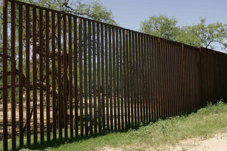 big_high_border_fence.jpg