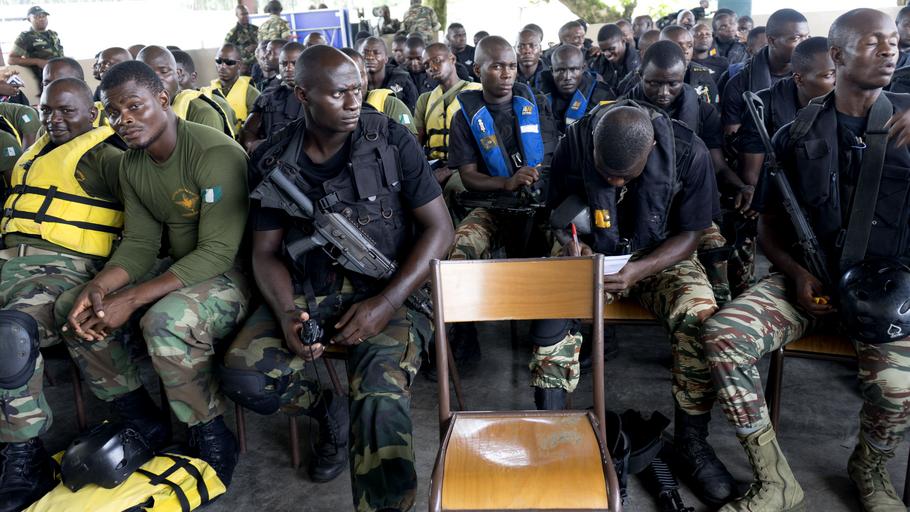 El jefe del Estado Mayor del Ejército en Nigeria pide a sus tropas rezar para el éxito en sus misiones