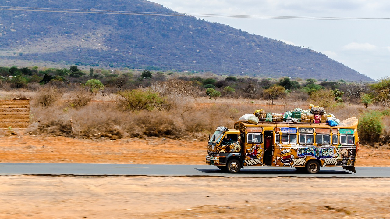 45 fallecidos al precipitarse un autobús desde un puente en Sudáfrica