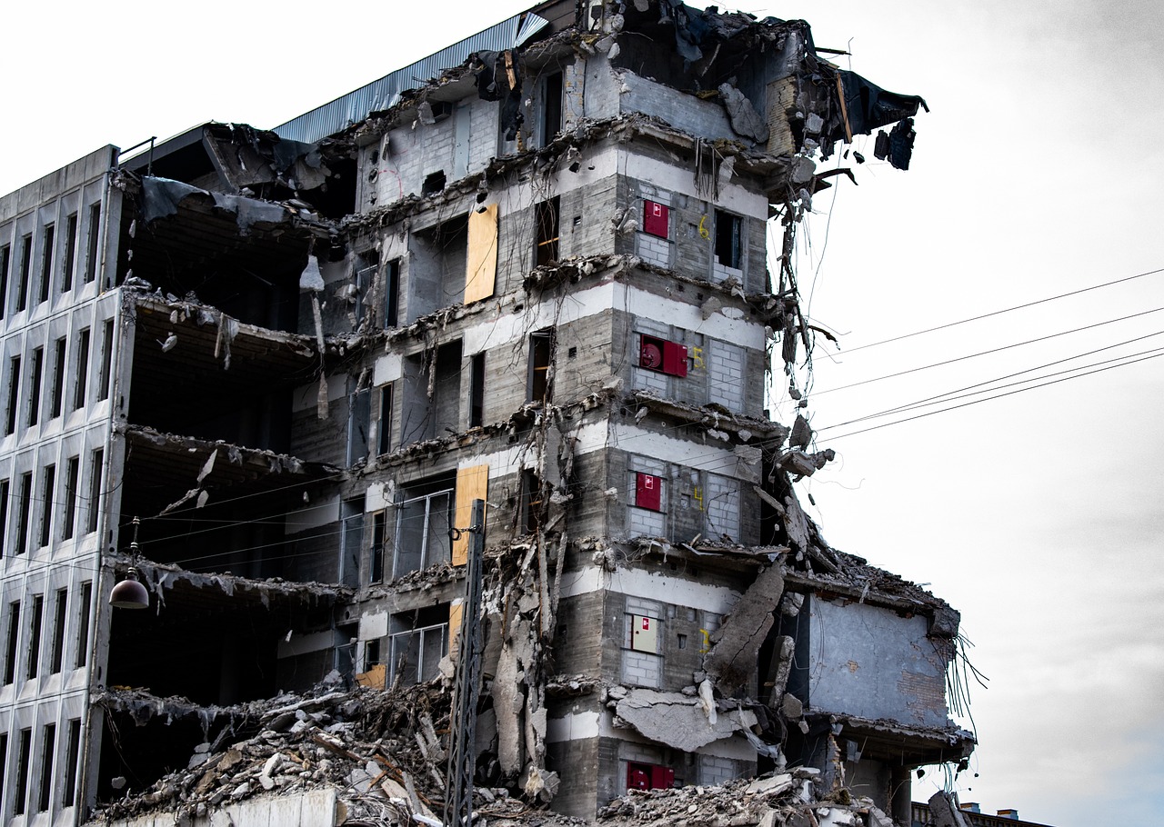 Continúa el rescate de personas atrapadas entre los escombros de un edificio en Sudáfrica