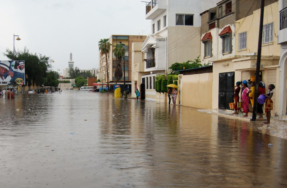 El ministro de saneamiento de Senegal visita las zonas afectadas por las graves inundaciones