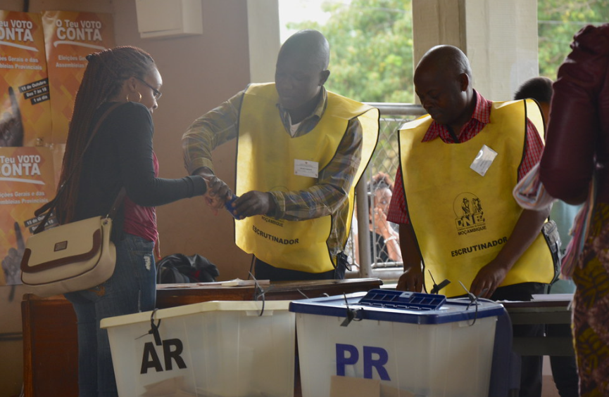 Denuncian irregularidades en un colegio electoral de Mozambique