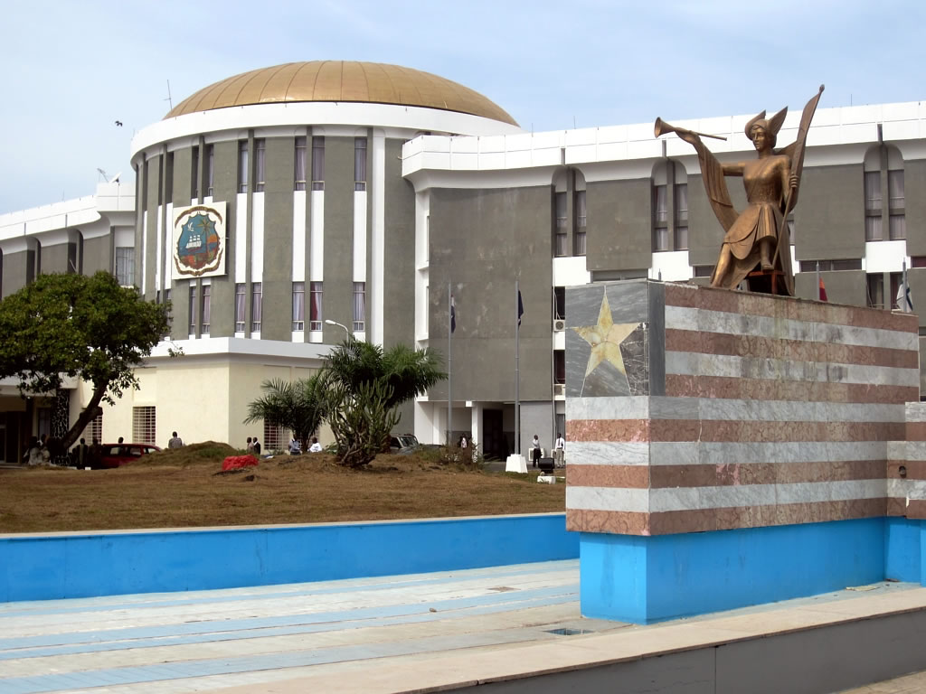 Se incendia el Parlamento de Liberia en medio de manifestaciones en el país